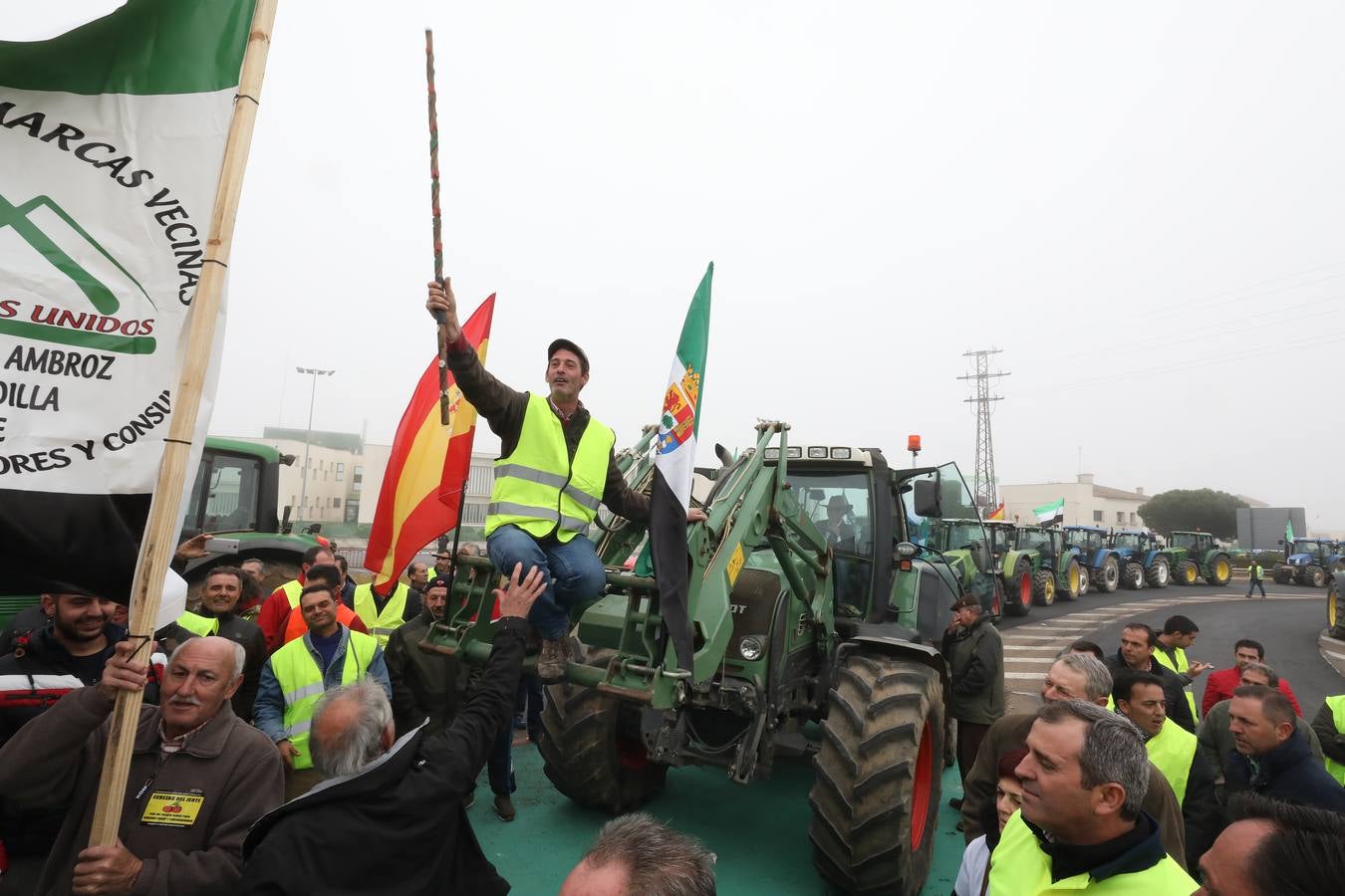 La caravana, procedente de las vegas Altas, ha pedido reunión urgente con la consejera García Bernal.