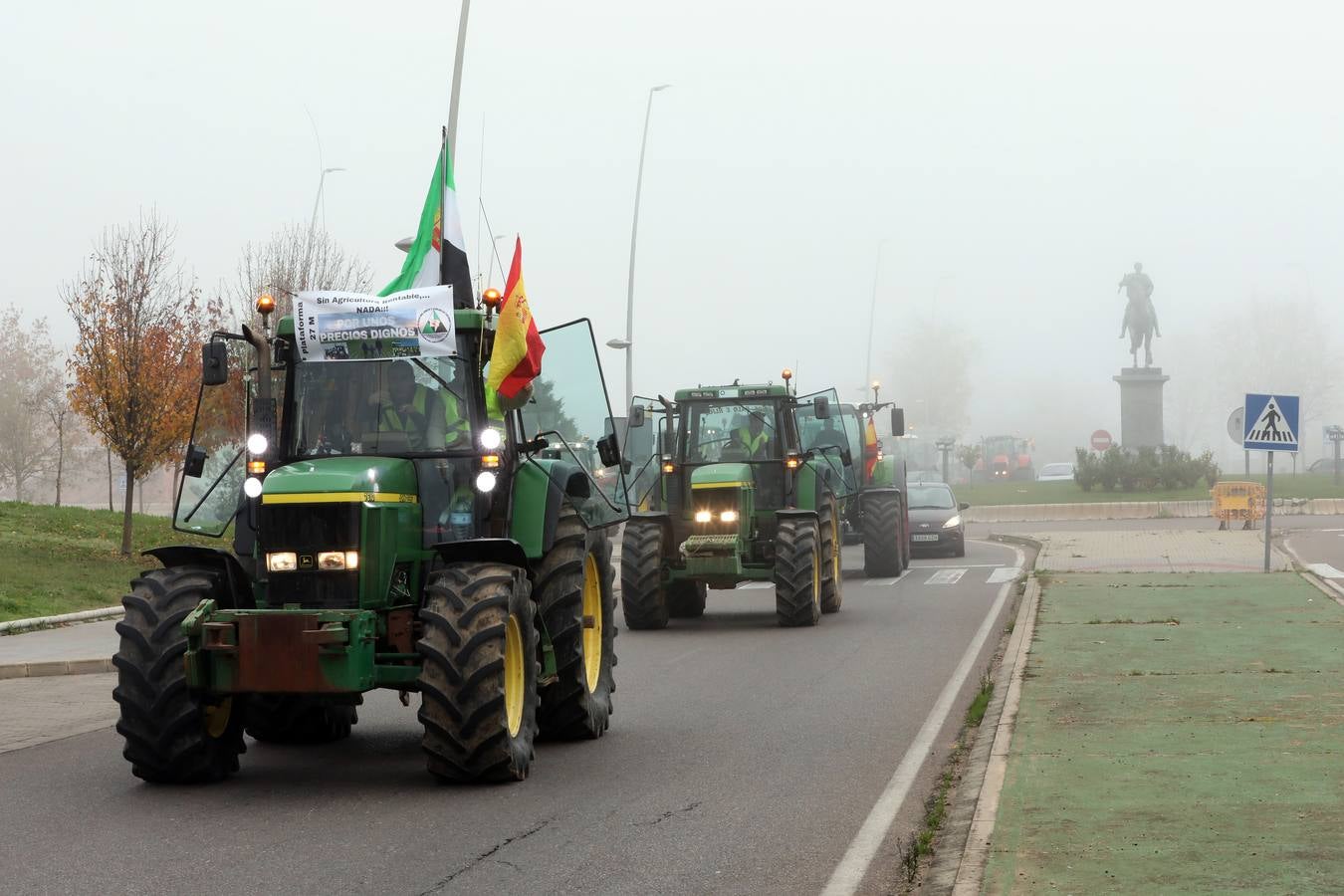 La caravana, procedente de las vegas Altas, ha pedido reunión urgente con la consejera García Bernal.