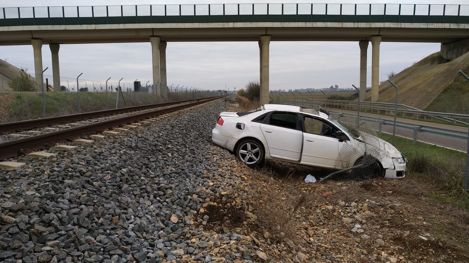 El vehículo quedó parado a dos metros de las vías del tren.: HOY