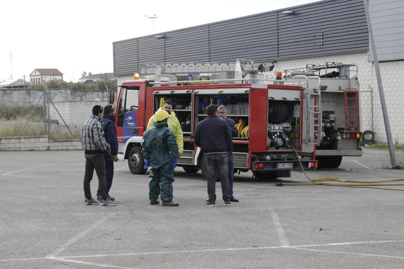 El choque ha provocado un derrame de la sustancia sobre el que están actuando los bomberos del parque de Zafra y de Llerena con trajes especiales