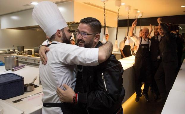 El chef malagueño Dani García celebra con su equipo en Marbella la tercera estrella Michelin.