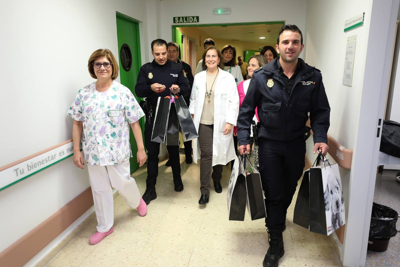 Agentes de la Policía Nacional de la Comisaría de Mérida han hecho entrega de juguetes a los niños hospitalizados.