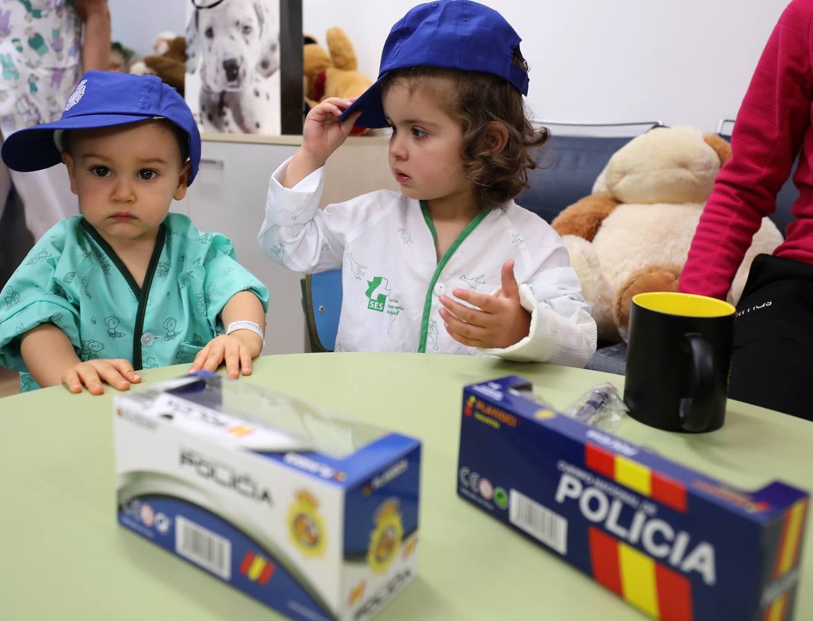 Agentes de la Policía Nacional de la Comisaría de Mérida han hecho entrega de juguetes a los niños hospitalizados.