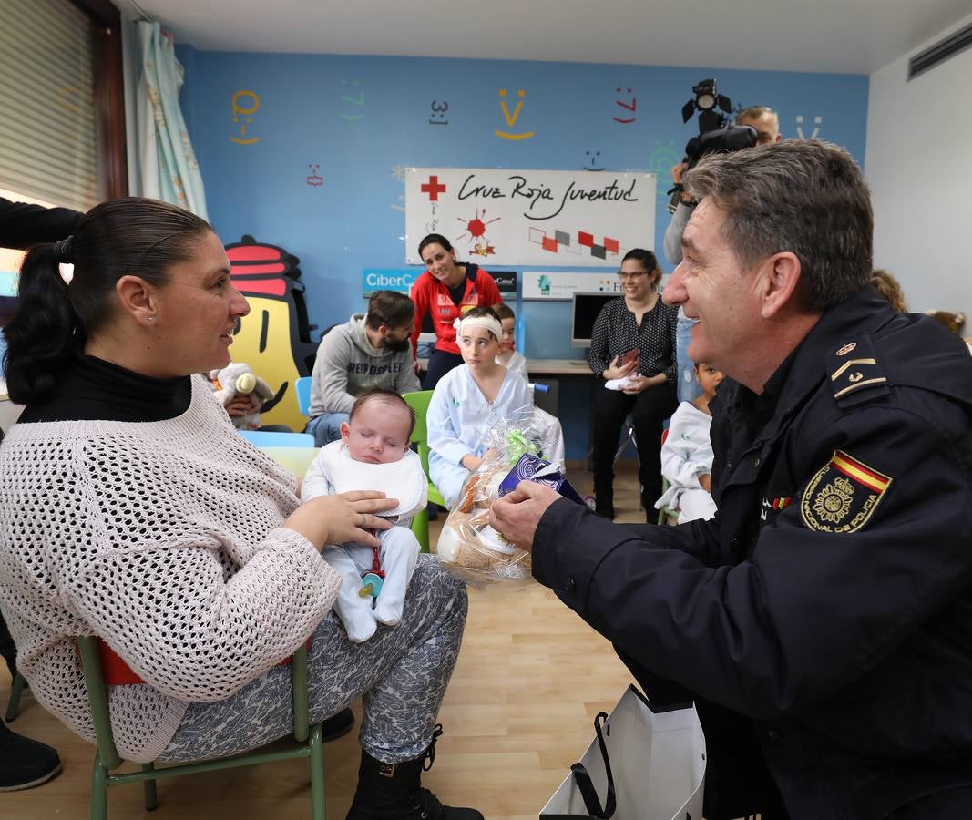 Agentes de la Policía Nacional de la Comisaría de Mérida han hecho entrega de juguetes a los niños hospitalizados.