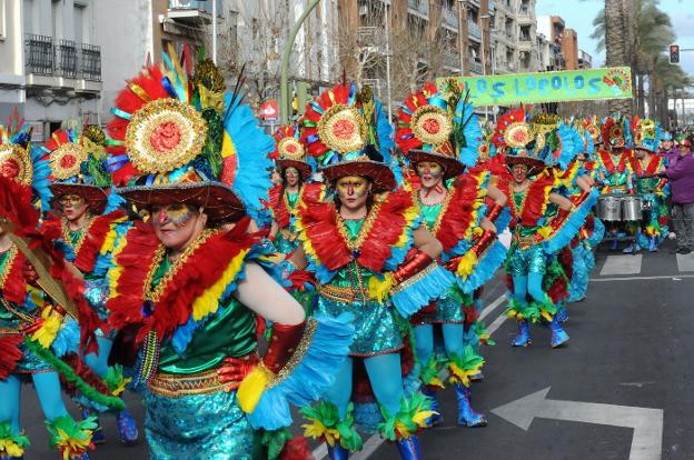 La comparsa Los Lorolos durante su participación en el pasacalles del Carnaval romano de este año. :: HOY