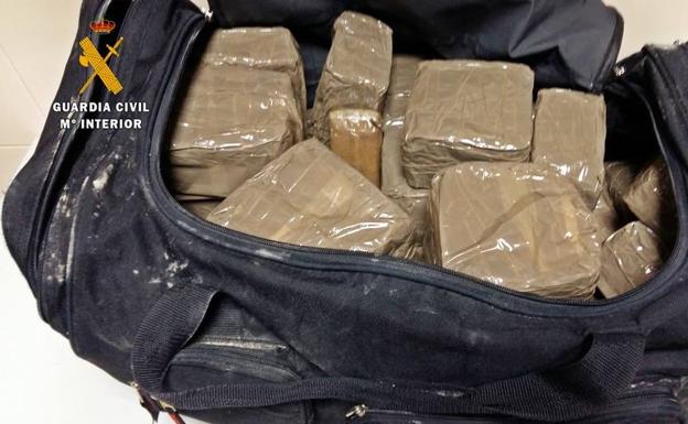 Los detenidos dejaron la bolsa de deporte con la droga en la cuneta.: HOY