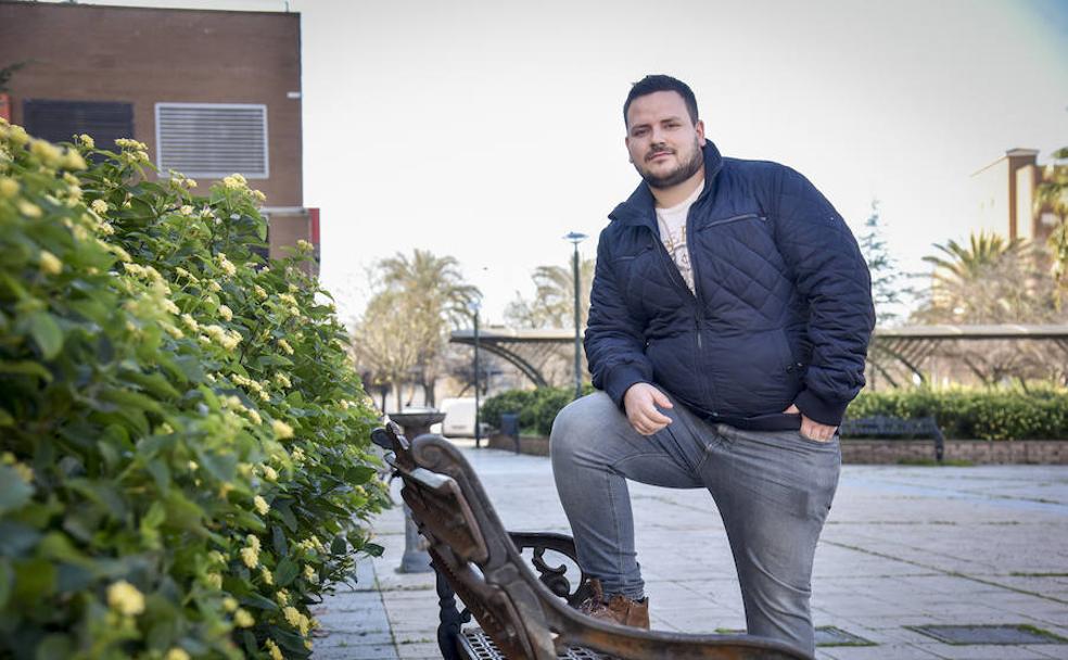 Juan Manuel Salgado (Badajoz, 1990) ayer en la Plaza de la Molineta de la capital pacense. :: J. V. Arnelas