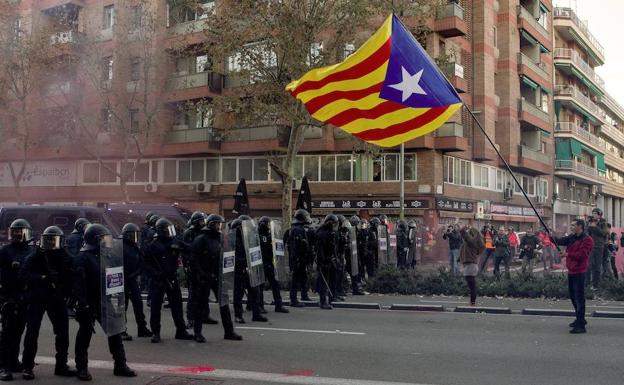 Simpatizantes independentistas, frente a los Mossos. 