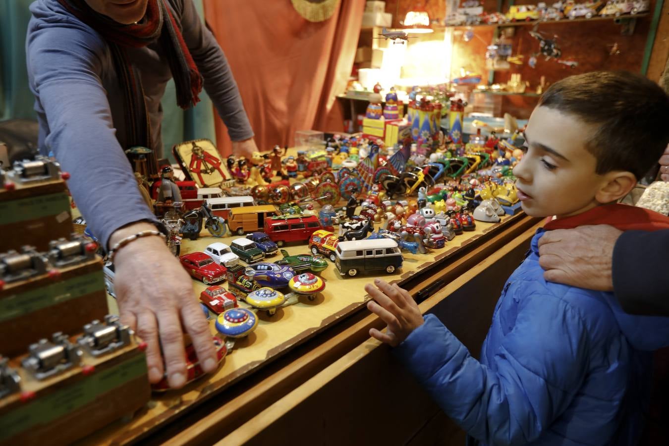 El mercadillo navideño, que está instalado en la céntrica avenida de Cánovas, estos días es visitado por los cacereños en busca de regalos de última hora.