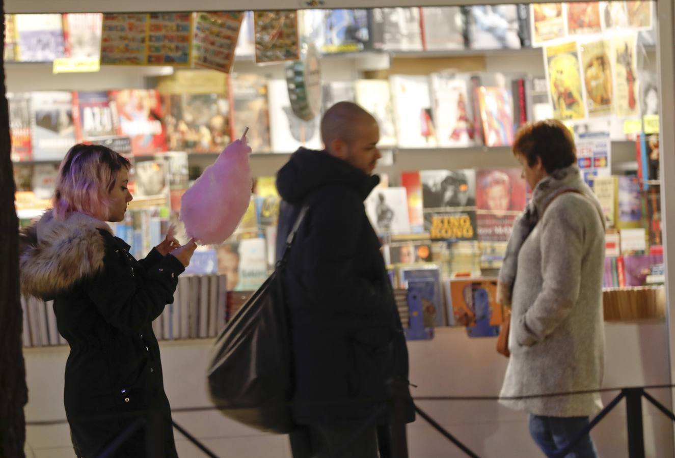 El mercadillo navideño, que está instalado en la céntrica avenida de Cánovas, estos días es visitado por los cacereños en busca de regalos de última hora.
