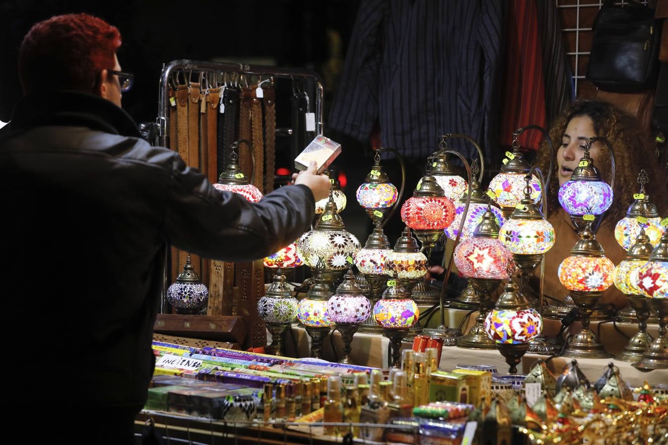 El mercadillo navideño, que está instalado en la céntrica avenida de Cánovas, estos días es visitado por los cacereños en busca de regalos de última hora.