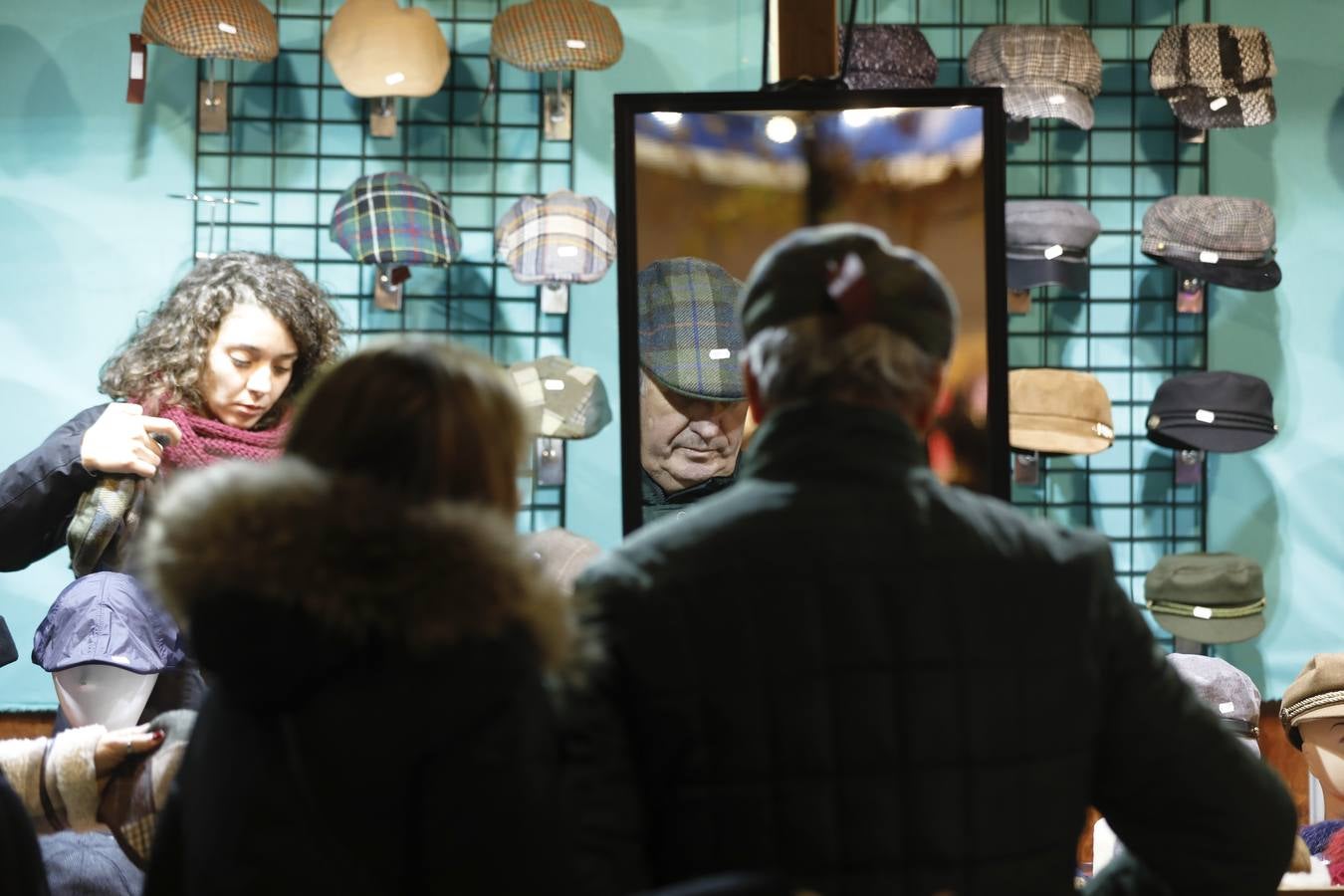 El mercadillo navideño, que está instalado en la céntrica avenida de Cánovas, estos días es visitado por los cacereños en busca de regalos de última hora.