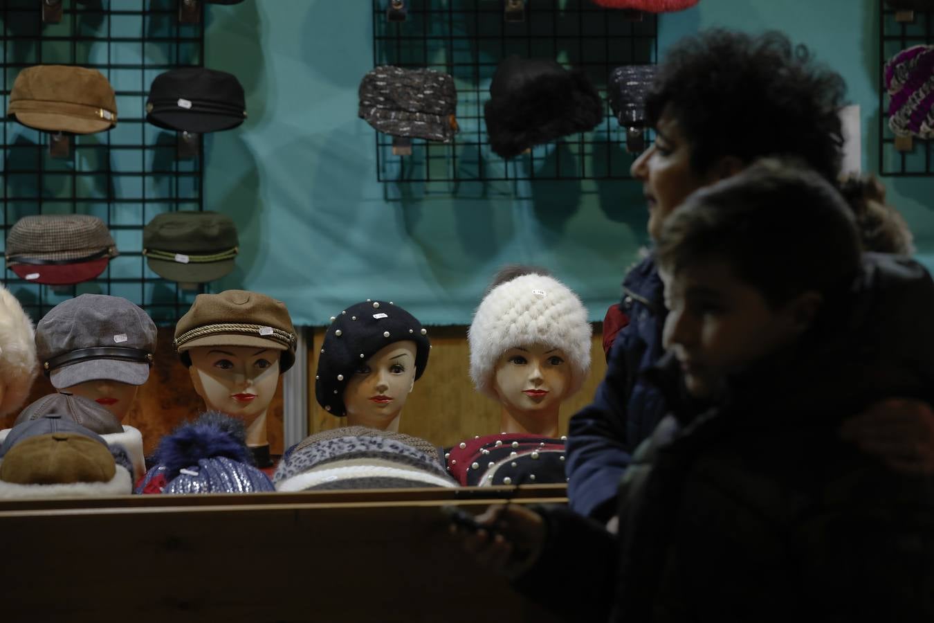 El mercadillo navideño, que está instalado en la céntrica avenida de Cánovas, estos días es visitado por los cacereños en busca de regalos de última hora.