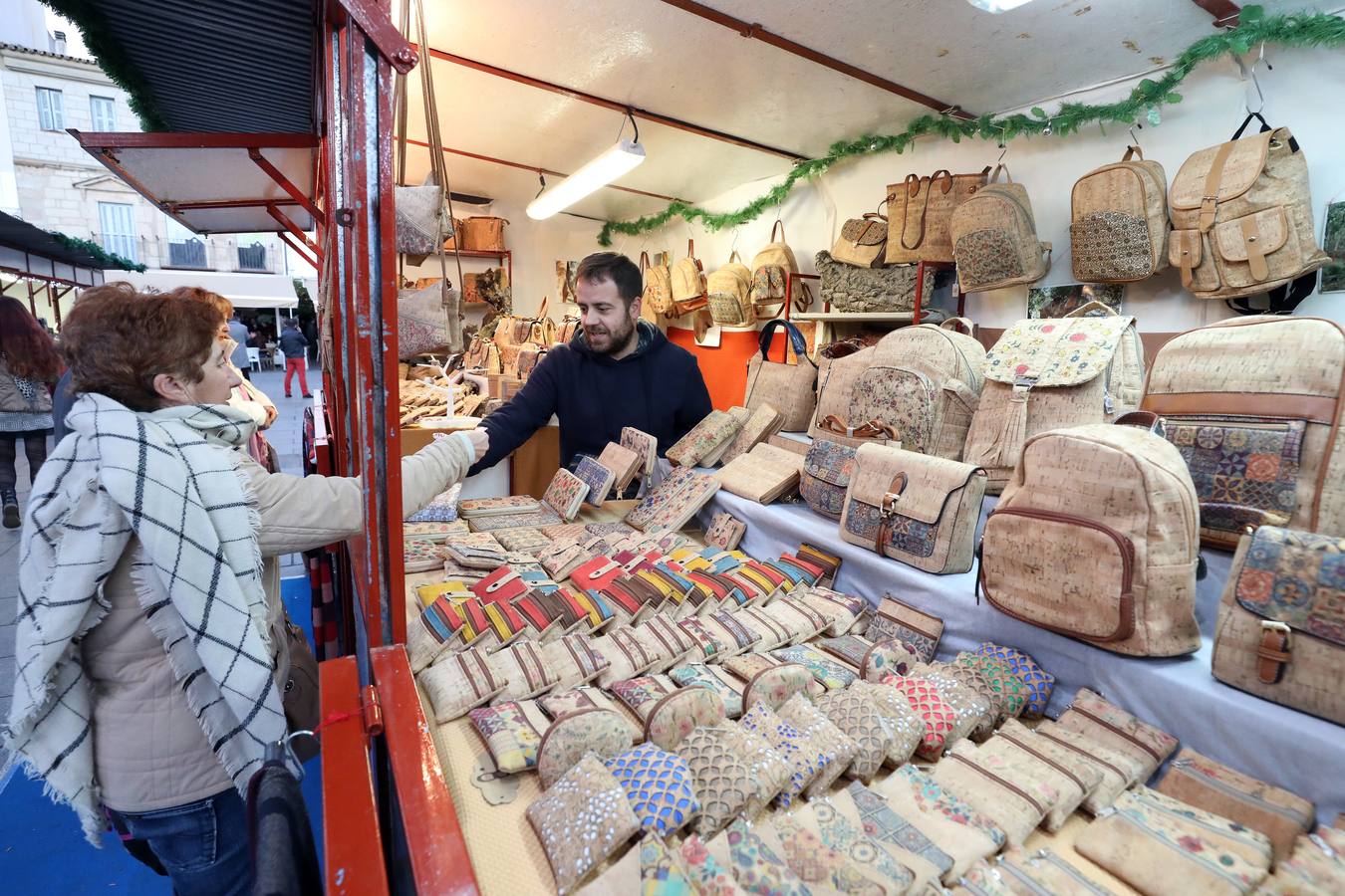 El Mercadillo navideño de artesanía que está instalado en la Plaza de España de Mérida, estará abierto hasta el 6 de enero.