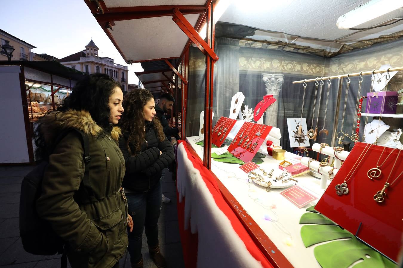 El Mercadillo navideño de artesanía que está instalado en la Plaza de España de Mérida, estará abierto hasta el 6 de enero.