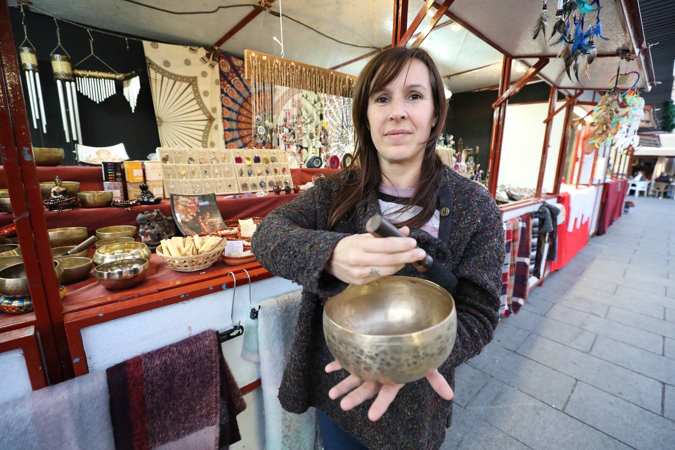 El Mercadillo navideño de artesanía que está instalado en la Plaza de España de Mérida, estará abierto hasta el 6 de enero.