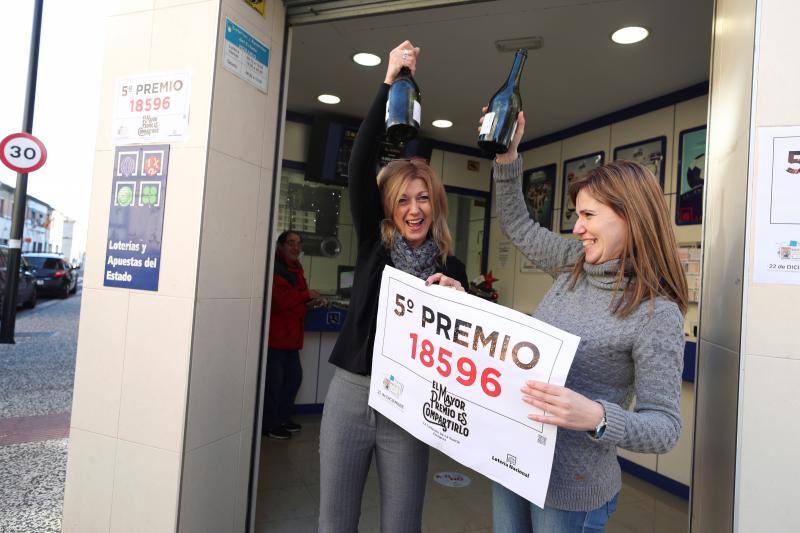 Las propietarias de la administración número 72 de Zaragoza celebran haber repartido uno de los quintos premios de la lotería de Navidad.