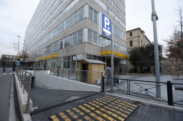 Entrada al parking de Primo de Rivera. A la derecha, el Hospital Virgen de la Montaña . :: lorenzo cordero