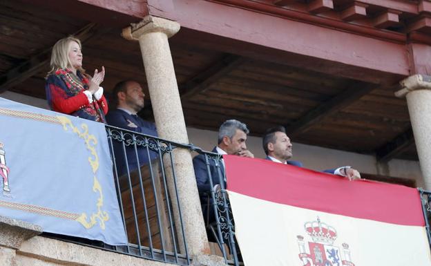 La alcaldesa, Elena Nevado, en el palco de la Era de los Mártires en la corrida de ferias. :: HOY