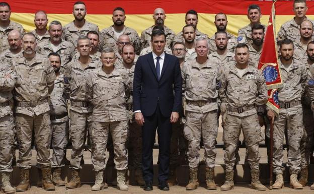 Imagen principal - Sánchez visita las tropas españolas en Malí sin la ministra de Defensa