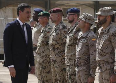 Imagen secundaria 1 - Sánchez visita las tropas españolas en Malí sin la ministra de Defensa