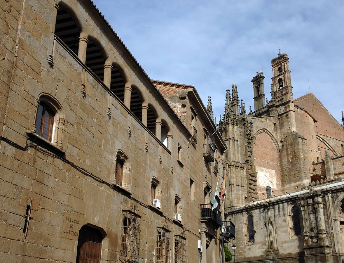 A Plasencia se la considera la capital del norte de Extremadura. Es un destino turístico destacable por su historia y monumentos. Su situación geográfica es ideal para conocer las comarcas del norte.