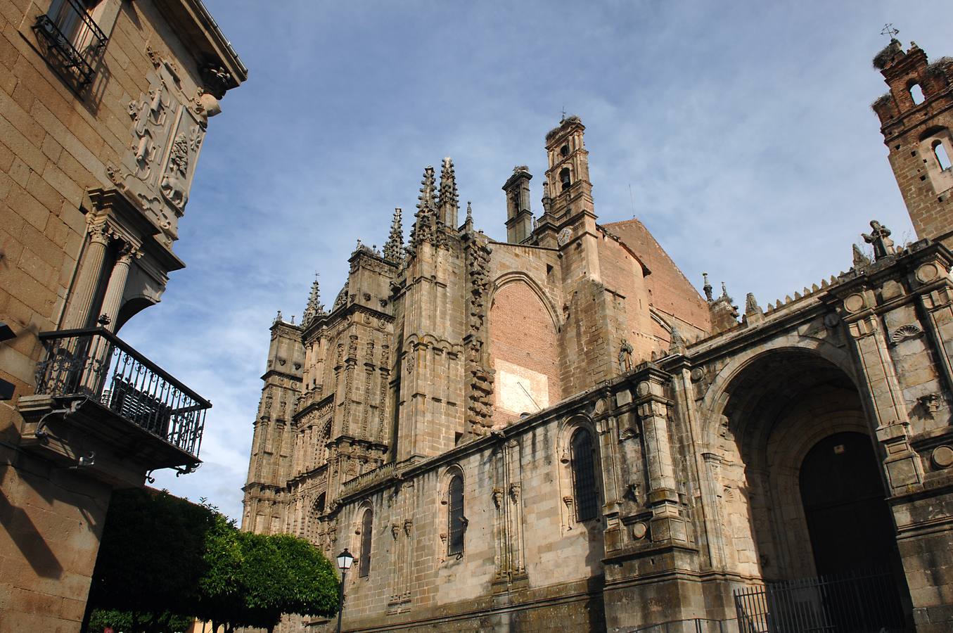 A Plasencia se la considera la capital del norte de Extremadura. Es un destino turístico destacable por su historia y monumentos. Su situación geográfica es ideal para conocer las comarcas del norte.