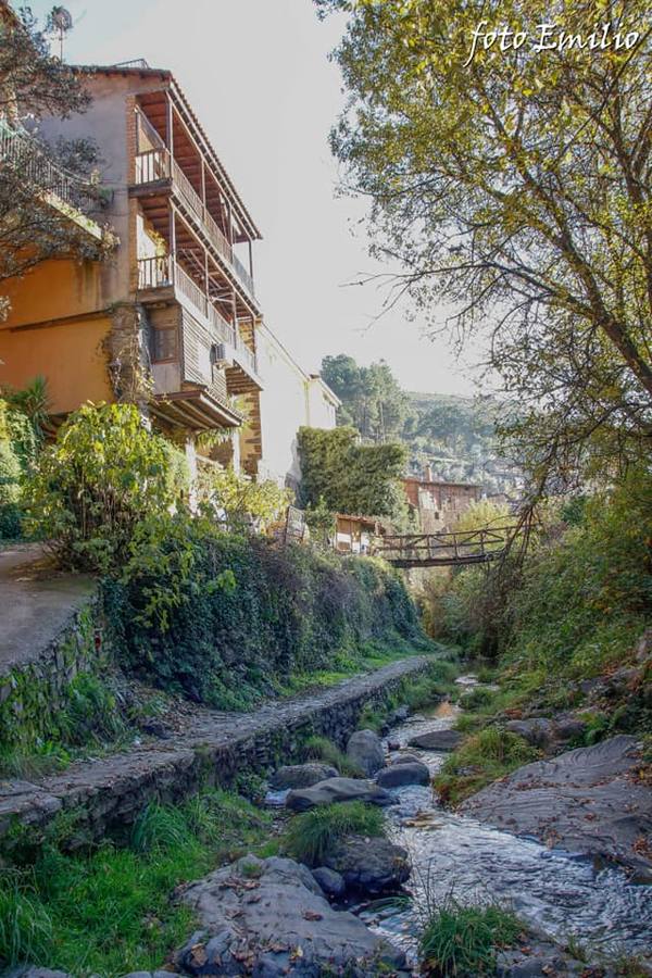 Robledillo de Gata está ubicado en uno de los valles más profundos de Sierra de Gata. Esto es lo que ha permitido que se mantenga su arquitectura tradicional. Con menos de 100 habitantes Robledillo ha sabido sacarle partido a su personalidad y autenticidad como localidad fronteriza de la comarca de las Hurdes.