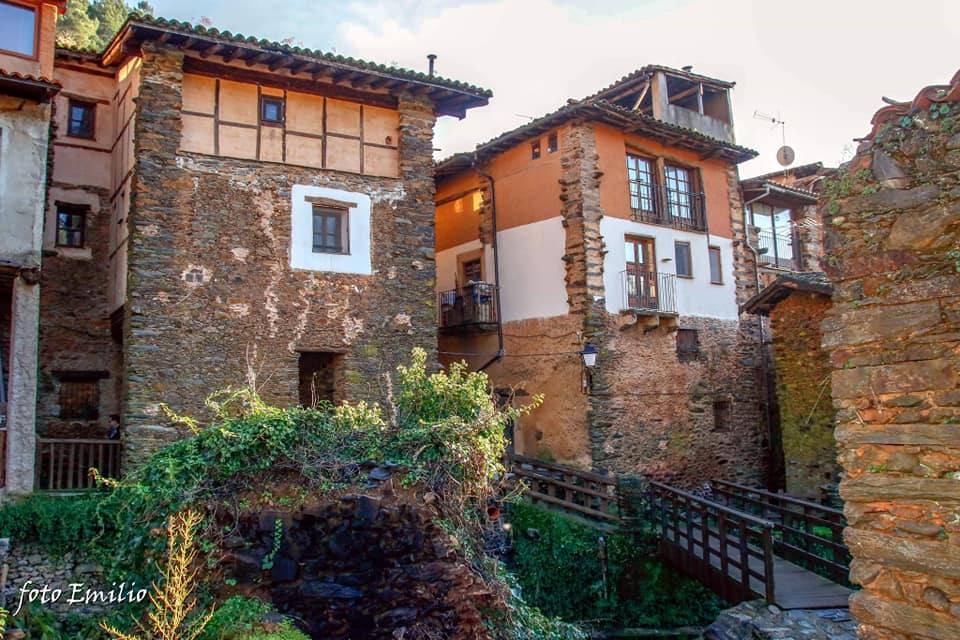 Robledillo de Gata está ubicado en uno de los valles más profundos de Sierra de Gata. Esto es lo que ha permitido que se mantenga su arquitectura tradicional. Con menos de 100 habitantes Robledillo ha sabido sacarle partido a su personalidad y autenticidad como localidad fronteriza de la comarca de las Hurdes.