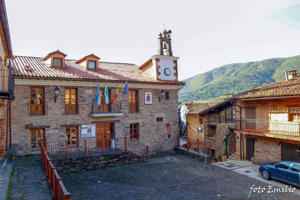 Robledillo de Gata está ubicado en uno de los valles más profundos de Sierra de Gata. Esto es lo que ha permitido que se mantenga su arquitectura tradicional. Con menos de 100 habitantes Robledillo ha sabido sacarle partido a su personalidad y autenticidad como localidad fronteriza de la comarca de las Hurdes.