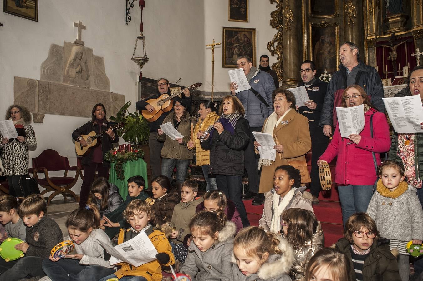 El Grupo Corales de badajoz ha realizado un recorrido por los belenes de Badajoz cantando villancicos. Han comenzado por la Iglesia Santa María la Real (San Agustín), Iglesia de la Concepción, Convento de Santa Ana, Iglesia de San Andrés, Museo de la Ciudad Luis de Morales, y terminando en la Catedral.