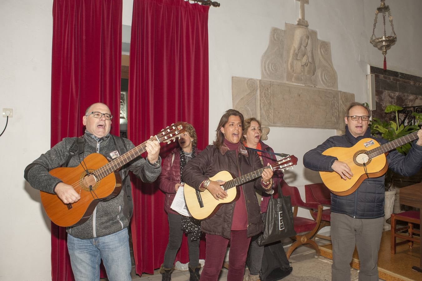 El Grupo Corales de badajoz ha realizado un recorrido por los belenes de Badajoz cantando villancicos. Han comenzado por la Iglesia Santa María la Real (San Agustín), Iglesia de la Concepción, Convento de Santa Ana, Iglesia de San Andrés, Museo de la Ciudad Luis de Morales, y terminando en la Catedral.