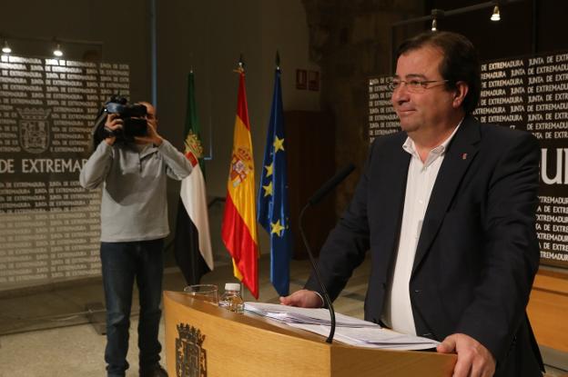 Fernández Vara, ayer, tras el Consejo de Gobierno. :: j. m. romero