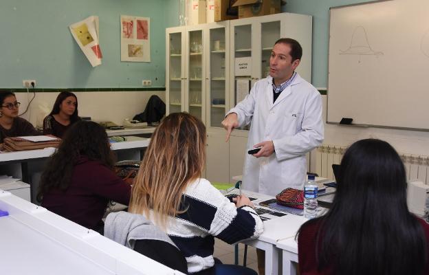 Adrián Tejada en su clase del Castelar. :: C. moreno