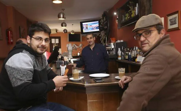 Carlos (izda) trabaja en Londres. A su lado, Juan Antonio, su padre. Al fondo, Nico Merino en su bar. :: 