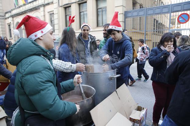 Los jóvenes voluntarios también sirvieron chocolate caliente. :: Armando méndez