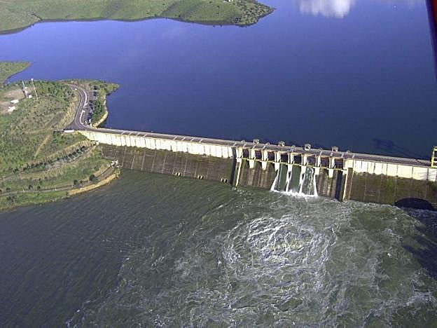 El puente de la presa privada de Iberdrola que conecta Cáceres con Portugal solo abre al tráfico los fines de semana. :: hoy