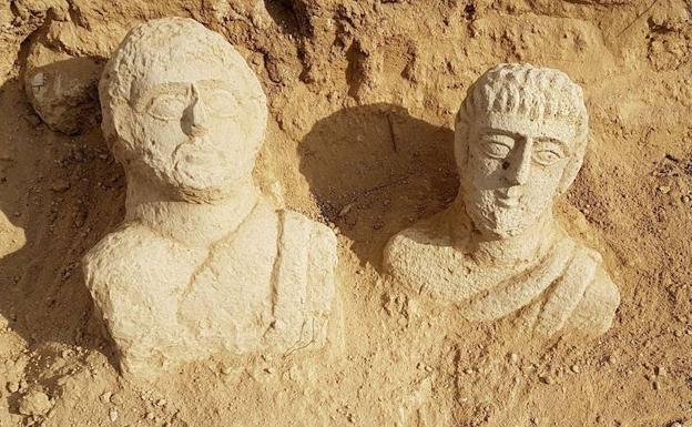 Fotografía facilitada por la Autoridad de Antigüedades de Israel que muestra dos bustos funerarios del romano tardío (siglos III-IV a.C.) que han sido encontrados en el cementerio de la ciudad norteña israelí de Beit Shean. 