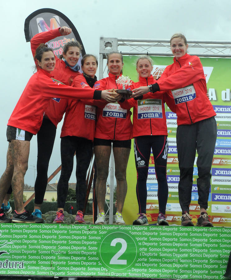 Selección extremeña | Campo a través. Teresa Urbina, Tania Carretero, Raquel Gómez, Cristina Jordán, Sonia Bejarano y Macarena Muñoz, subcampeonas de España de cross en Mérida.