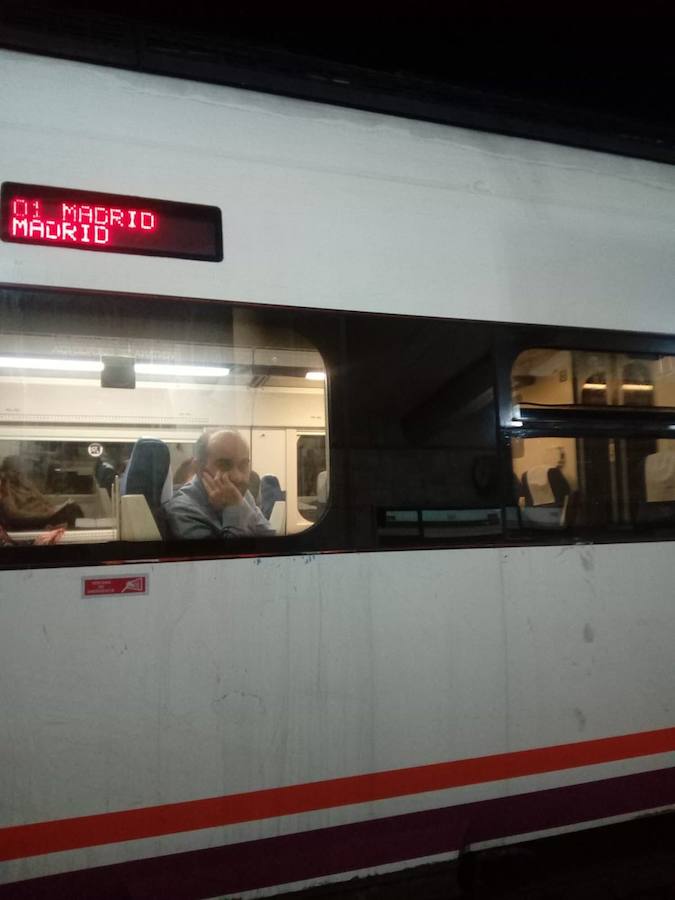 El tren Badajoz-Madrid tuvo un problema y quedó detenido en mitad del campo dejando a 160 pasajeros sin luz ni calefacción