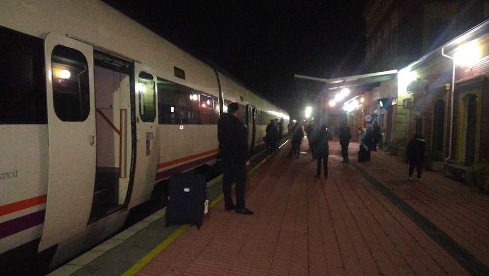 El tren Badajoz-Madrid tuvo un problema y quedó detenido en mitad del campo dejando a 160 pasajeros sin luz ni calefacción