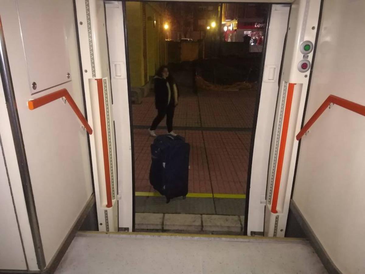 El tren Badajoz-Madrid tuvo un problema y quedó detenido en mitad del campo dejando a 160 pasajeros sin luz ni calefacción