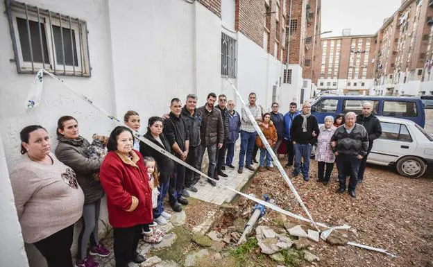 Los vecinos de los grupos de Diputación protestan ante la tubería averiada.