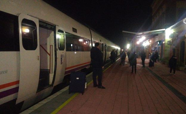 Pasajeros en los andenes de la estación de Navalmoral de la Mata:: HOY