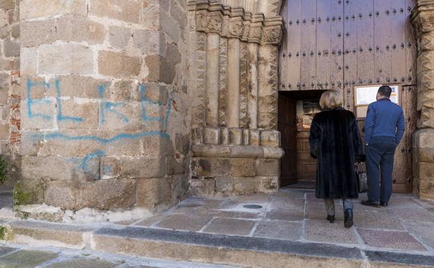 Grafiti junto a la entrada principal de San Nicolás. 