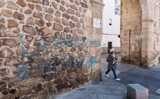 Pintada en el lienzo de muralla en la Puerta de Coria.
