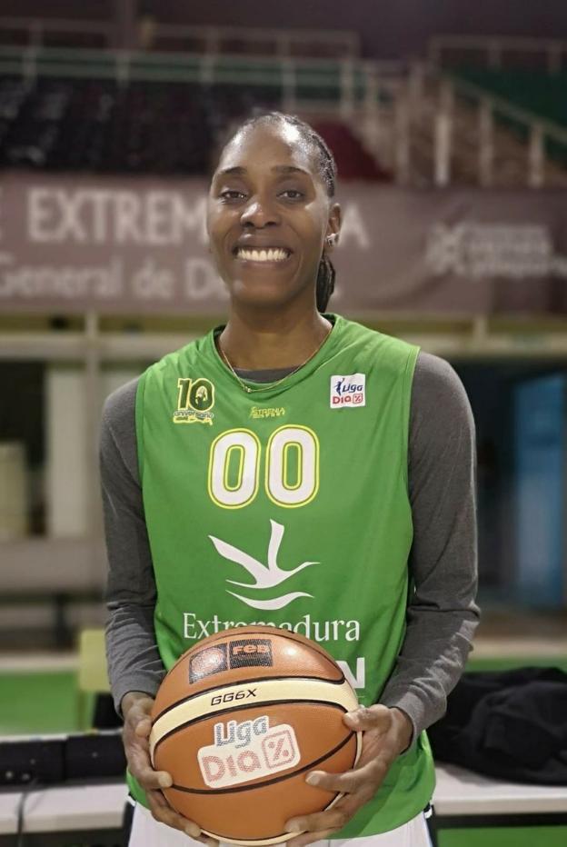 Roneeka Hodges ya luce la camiseta del Nissan Al-Qázeres. :: CBA