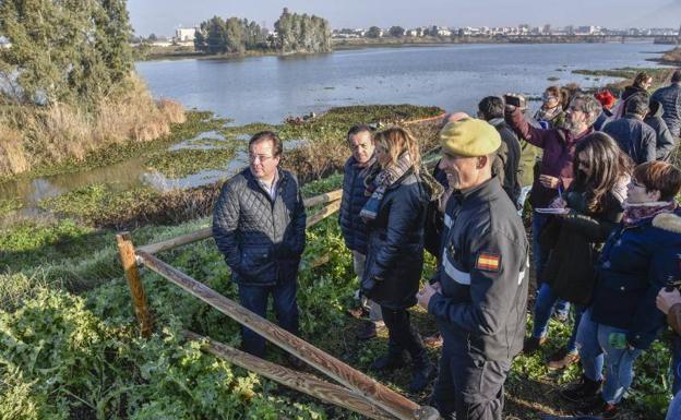 Mandos de la UME explican al presidente Fernández Vara y a la delegada del Gobierno Yolarnda García Seco los trabajos que se están realizando en el cauce:: J.V. ARNELAS