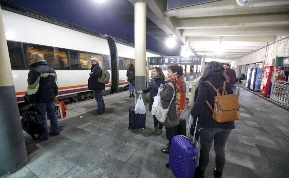 Pasajeros en la estación de Cáceres dispuestos a montar en el tren con el mismo horario que el averiado en la noche del 1 de enero. :: 