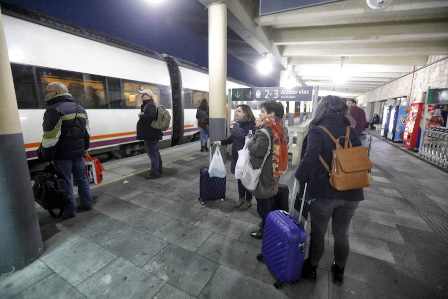 Pasajeros en la estación de Cáceres dispuestos a montar en el tren con el mismo horario que el averiado en la noche del 1 de enero.: L.C.